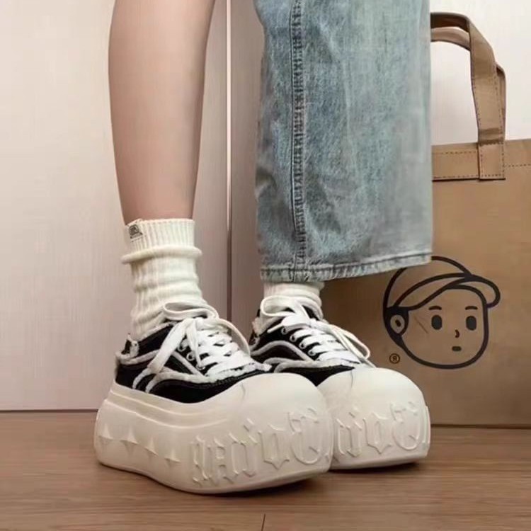 2026 verano nuevo muffin de estilo estilo estilo estilo de moda versátil zapatos de lona denim de cabeza grande zapatos de pan chic