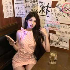 粉色露肩无袖挂脖格子连衣裙子女夏2025年新款蝴蝶结法式包臀短裙