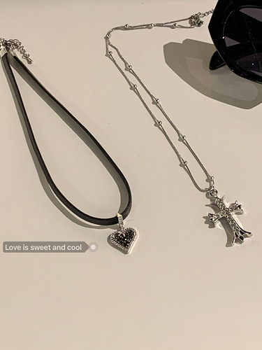 Retro Sweet Cool Spicy Girl Heart Cross Necklace for Women, Lightweight Luxury Niche Choker Design, High-End Clavicle Chain
