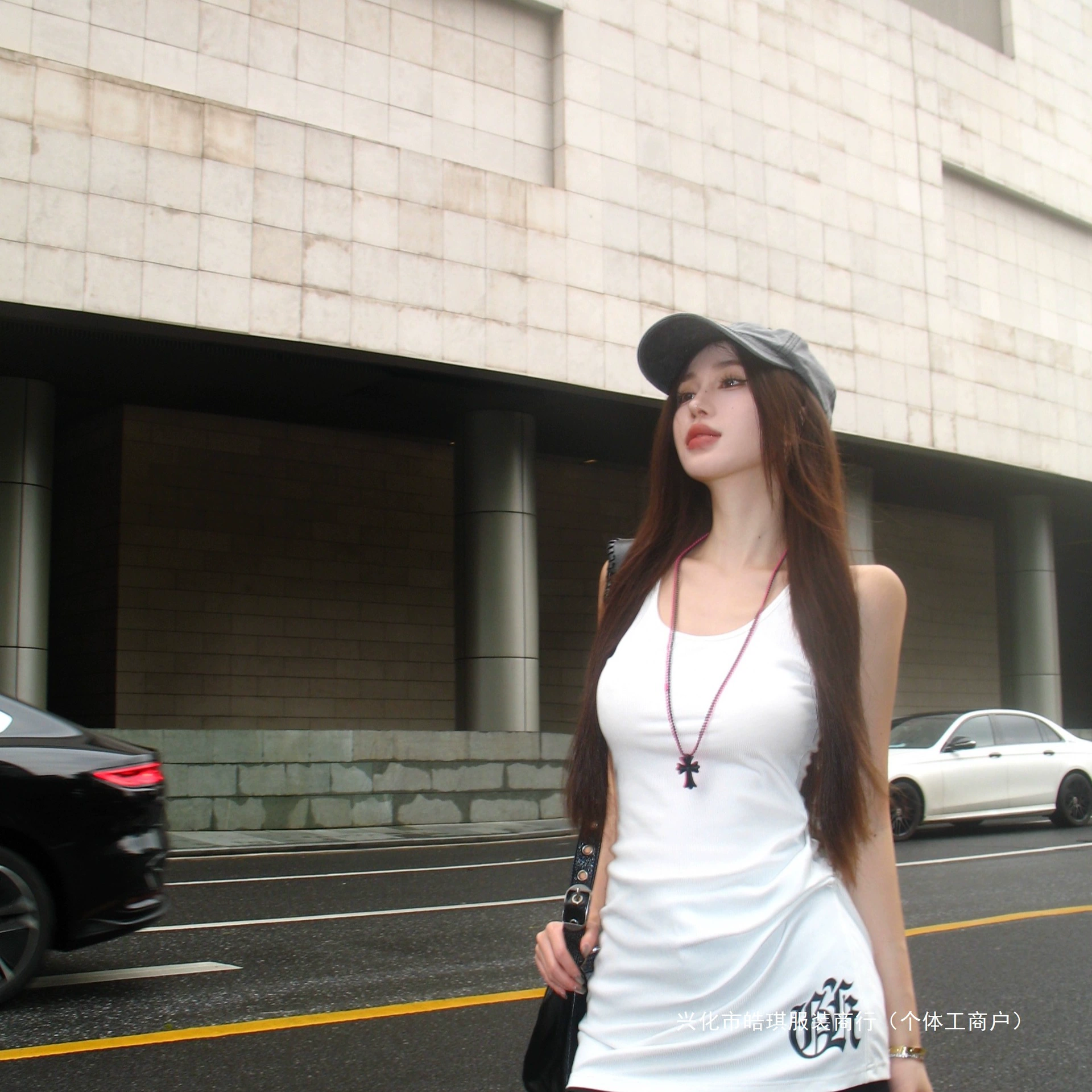 Белая облегающая майка с принтом для женщин, летняя нишевая нижняя часть с топами средней длины без рукавов для горячих девушек для верхней одежды