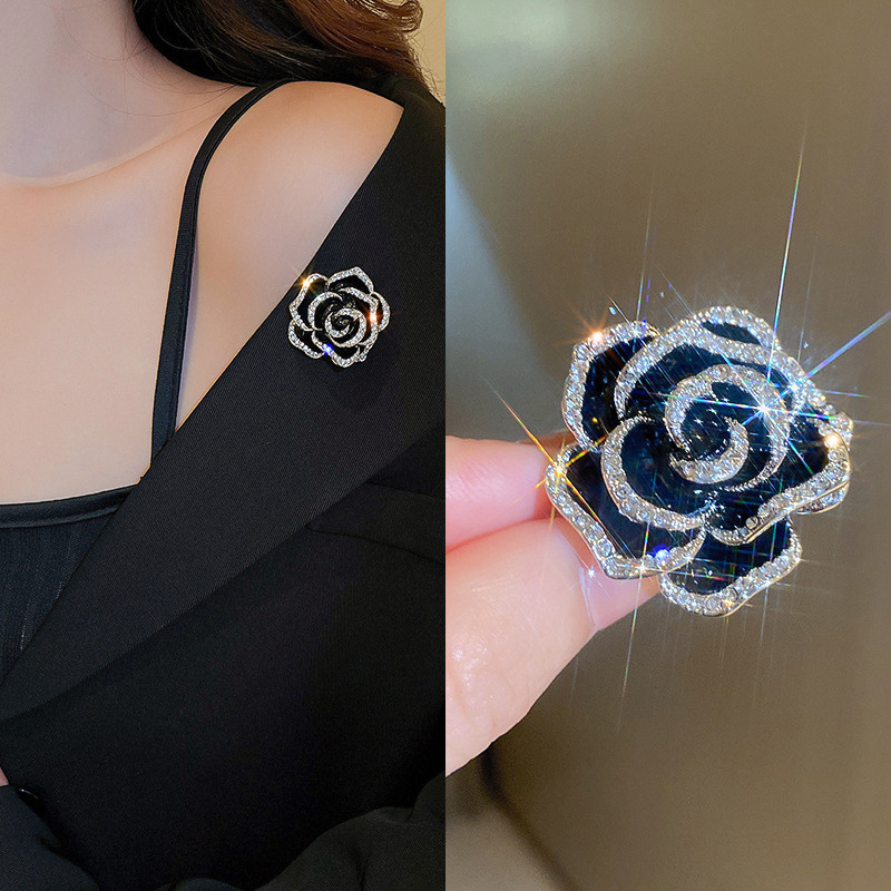 Broche vintage medieval temperamento retro flores de abejas de caballo de corte europea y americana lujo ligero joyas de alta calidad