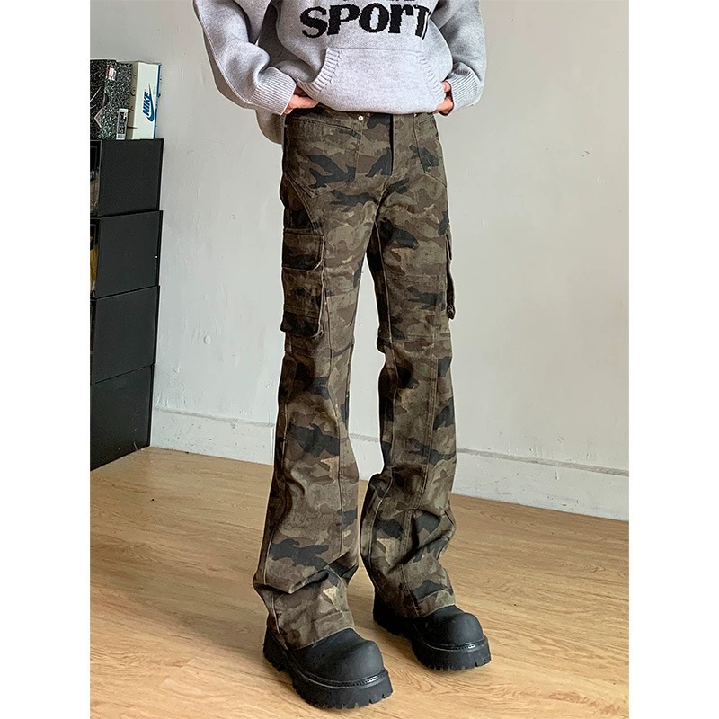 Американские винтажные камуфляжные джинсы для мужчин весной и осенью с брюками с несколькими карманами с клапанами, рабочей одеждой прямого кроя и брюками с микро-расклешенными штанинами.