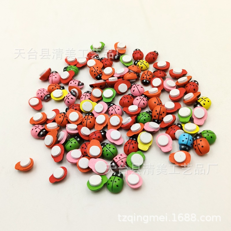 Lindo y creativo de madera de dibujos animados escarabajo rojo mariquita pintada abeja amarilla autoadhesiva pieza 100 pc/paquete