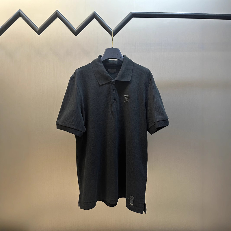 Correct version of the 2025 Fendi spring/summer collection: men's polo shirt with embroidered lettering and a stand-up collar. FEND men's clothing Correct version of the 2025 Fendi spring/summer collection: men's polo shirt with embroidered lettering and a stand-up collar. FEND men's clothing