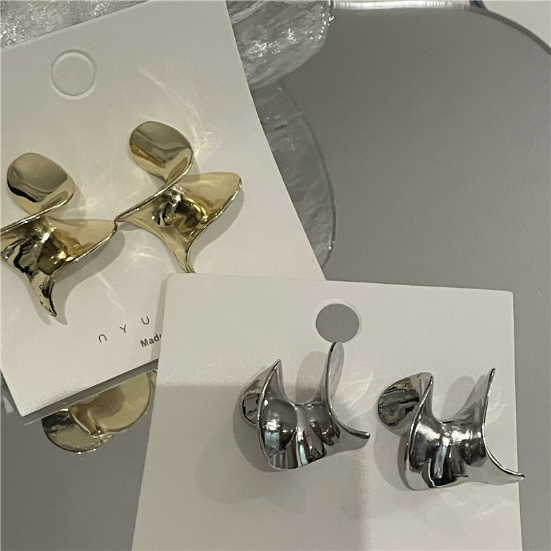 Wholesale Jewelry Three-dimensional Metal Twist Earrings Nihaojewelry display picture 10