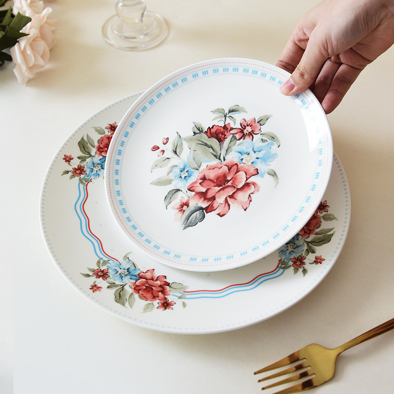 Flores románticas de alto valor de hueso de porcelana platos de cubierta casados nuevos cubiertos de cerámica esmaltados platos de platos de comedor occidentales de color plano