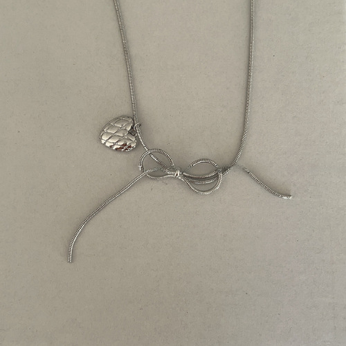 Design stylish silver butterfly knot lock chain, versatile, individual temperament, sweet and cool, fashionable necklace, heart lock chain