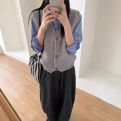 韩系秋冬新款复古牛角扣v领叠穿针织马甲30羊毛叠穿针织外搭女