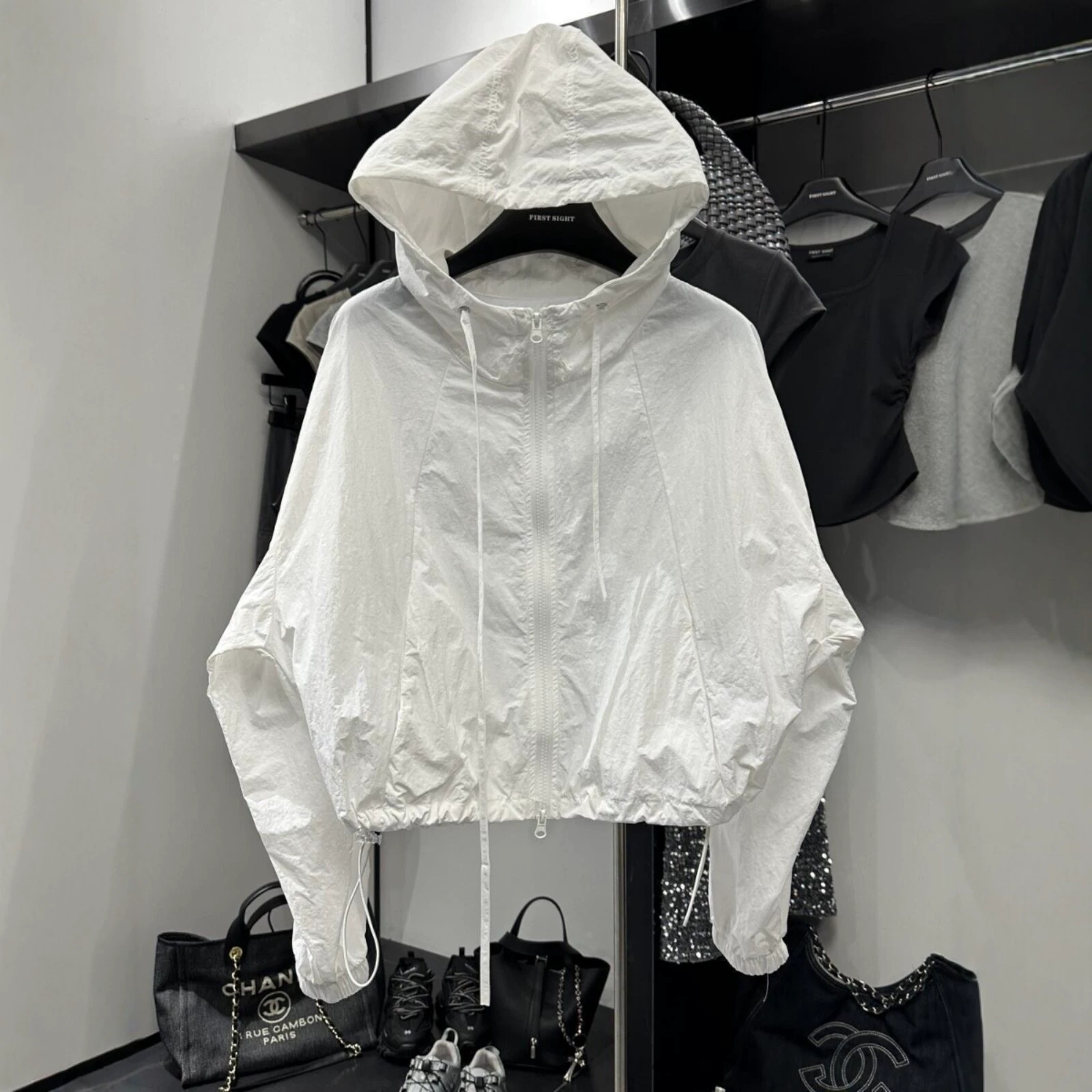 Short hooded sun protection jacket, thin, drawstring waist, loose fit, slimming, breathable, windproof and sun-protective jacket for petite figures.