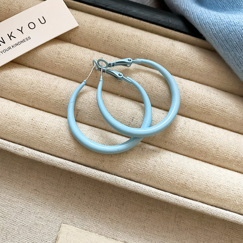 Pendientes de anillo redondo lisante de aguja de plata Pendientes de dopamina de temperamento de nicho femenino Pendientes femeninos Joyas de sentido avanzado de nicho