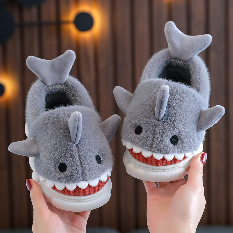 Chaussons en coton pour enfants avec un joli dessin animé de requin pour garçons et filles en hiver, pantoufles en peluche chaudes et épaisses pour un usage domestique_voghion.com