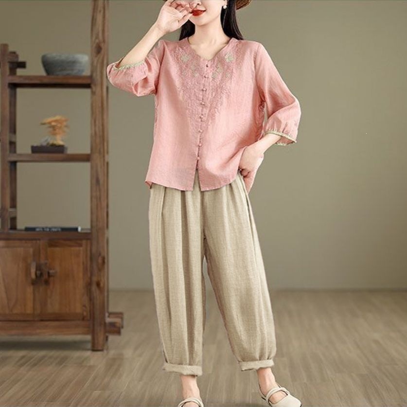 New Chinese-style embroidered cotton and linen set, loose-fitting and versatile, perfect for mothers, 2026 summer new collection, three-quarter sleeves, other brands