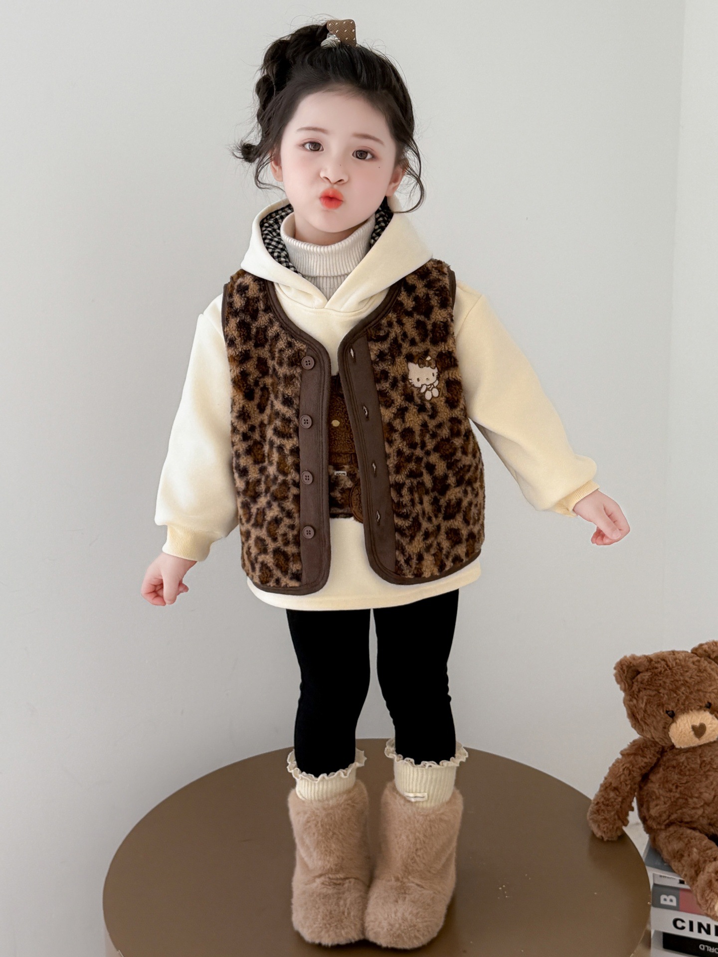 Niñas leopardo gato chaleco conjunto otoño invierno 2025 nuevo estilo de estilo extranjero para niños de moda con camisa de lana dos piezas