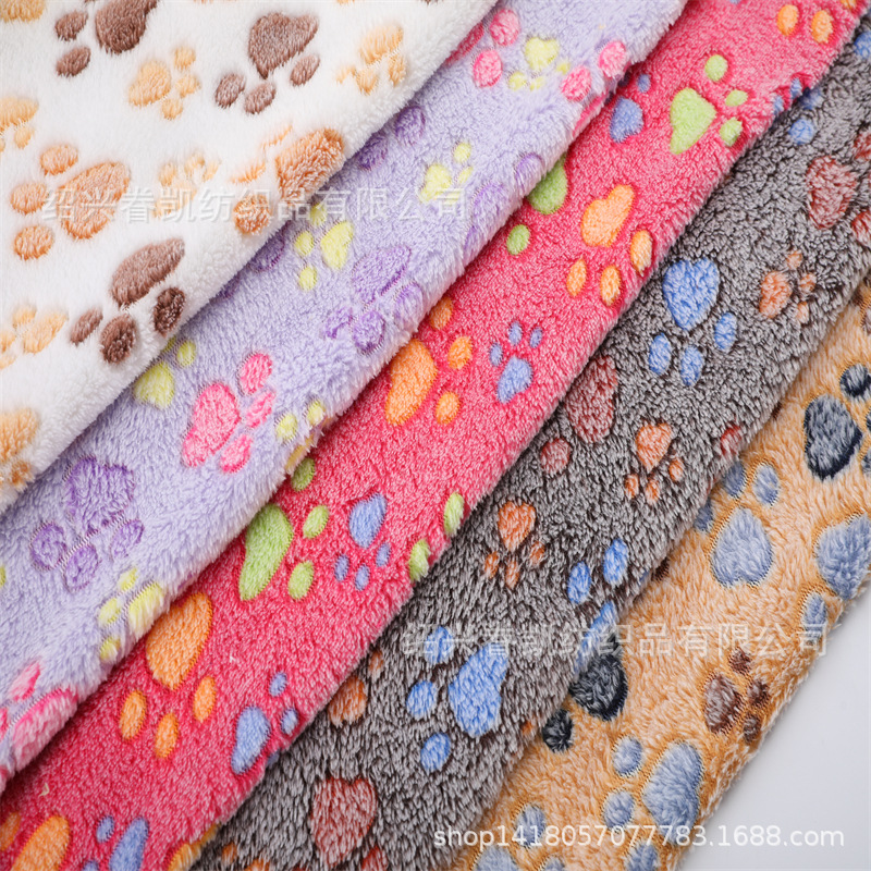 厂家现货狗脚印法兰绒胶印珊瑚绒卡通法莱绒布料毛毯玩具家纺面料