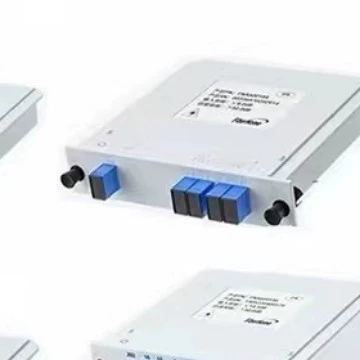 Прямые поставки от производителя: различные типы оптических сплиттеров SC/UPC 1-в-2, оптические сплиттеры PLC, лезвийные сплиттеры 1-в-4.