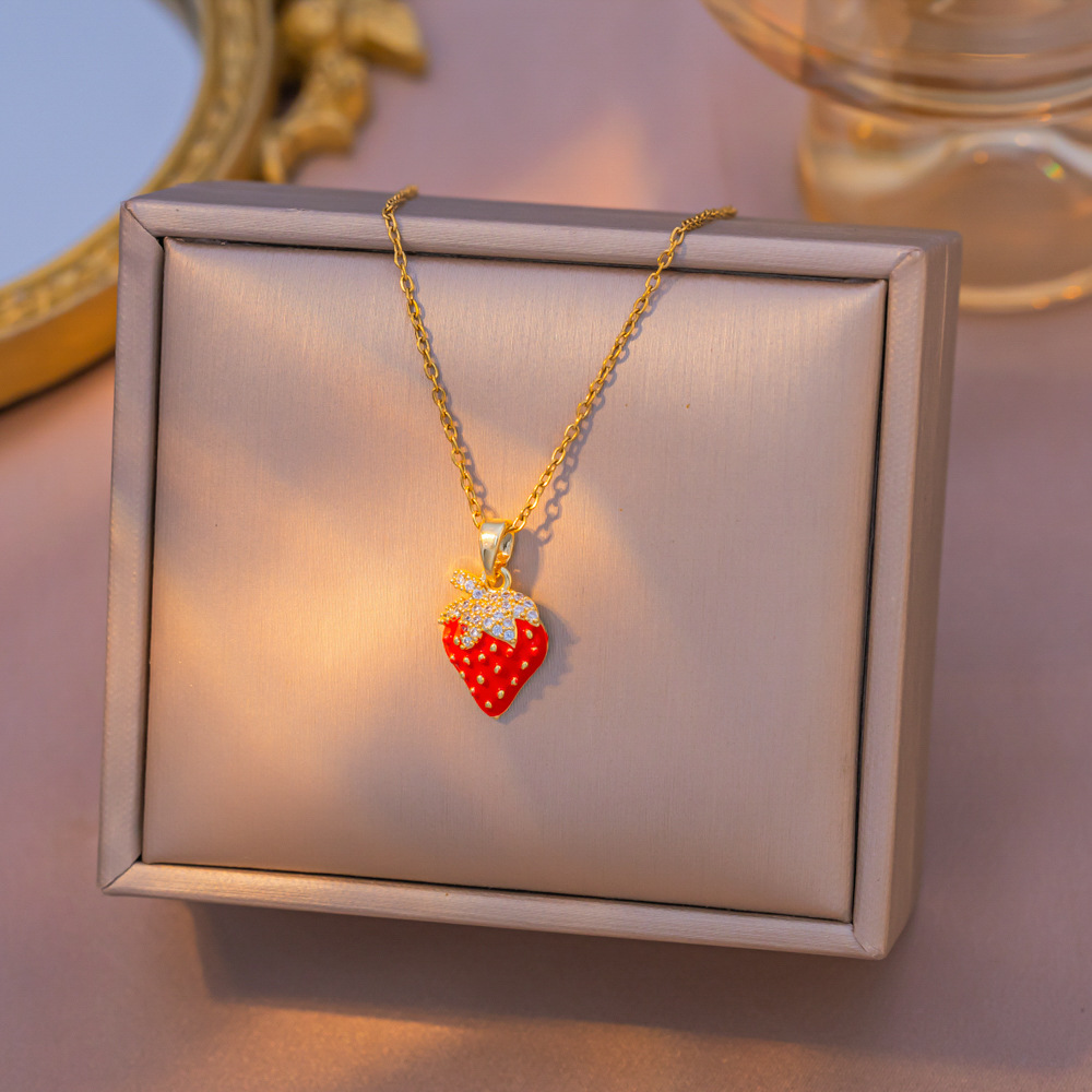Collar de clavícula con fresas de esmalte – pequeño, fresco, dulce, frutal, de nicho