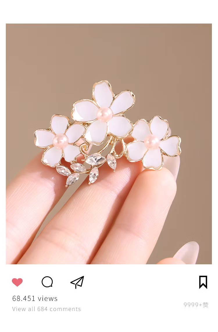 White lisianthus flower brooch