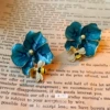 Серебристый штифт — серьги с пчелой и цветком