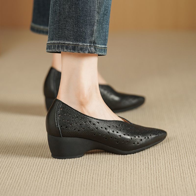 2026 primavera nuevo temperamento elegante dama zapatos de mamá cómodos simples tacones agudos huecos respirables zapatos de frijoles