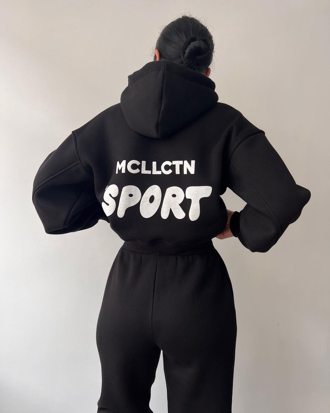 2024 Herbst/Winter neues lässiges Plüsch-Langarm-Kapuzenpullover- und Hosen-Set mit bedrucktem Kapuzenpullover_voghion.com