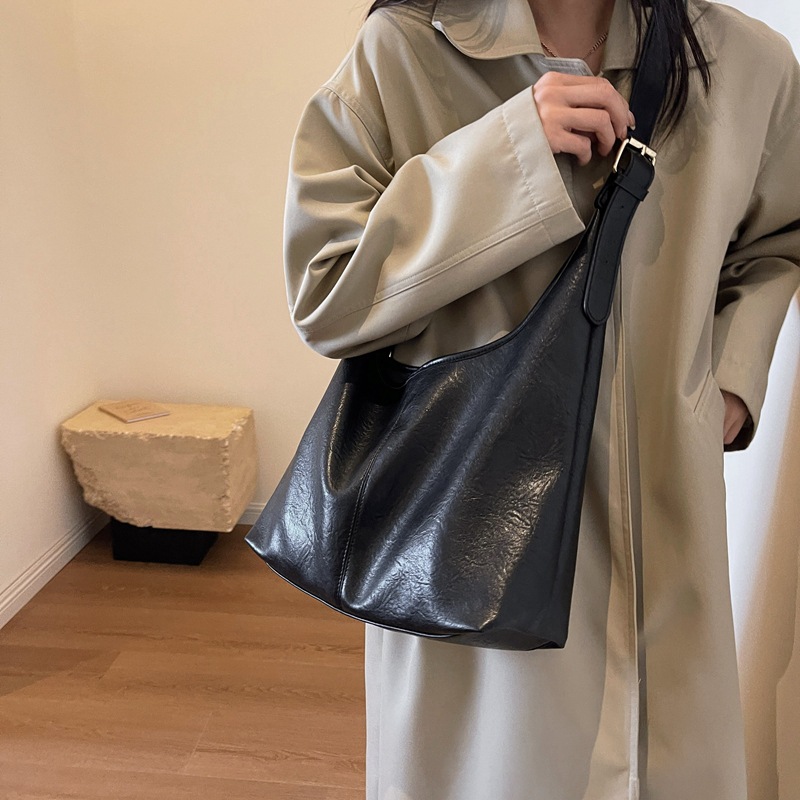 Bolsa de gran capacidad para mujer Otoño e Invierno retro 2023 nuevo todo partido hombro crossbody bolsa de cubo bolsa de viaje de clase