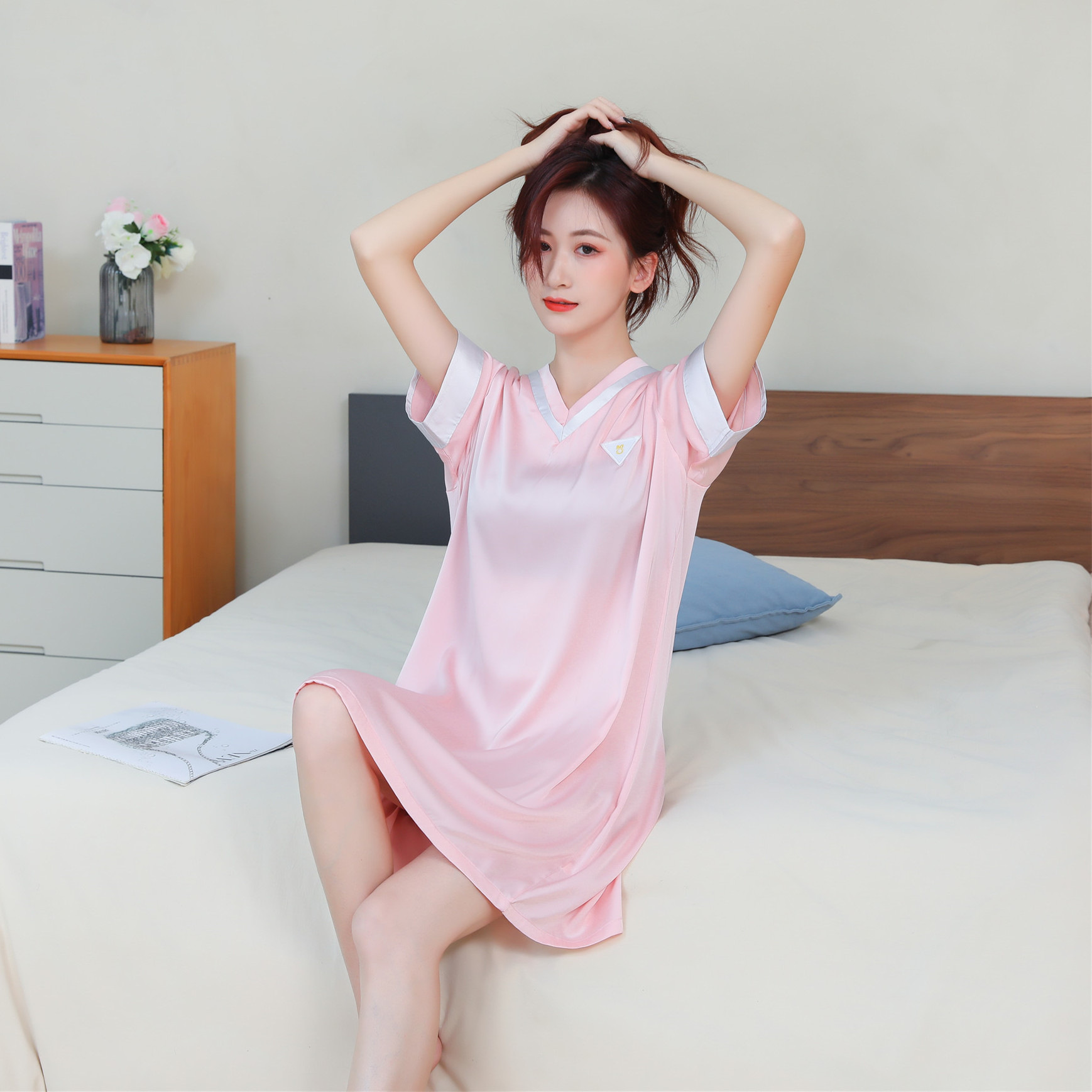 2024 verano toda la luz tela de hielo pijama chica simple V-collar pijama largo delgado ropa de hogar se puede usar
