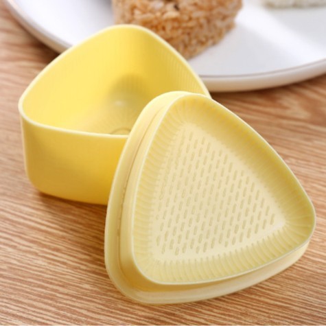 子供のおにぎりの型の海苔はご飯の三角のおにぎりの食品級の材質を包んで作ります。|undefined