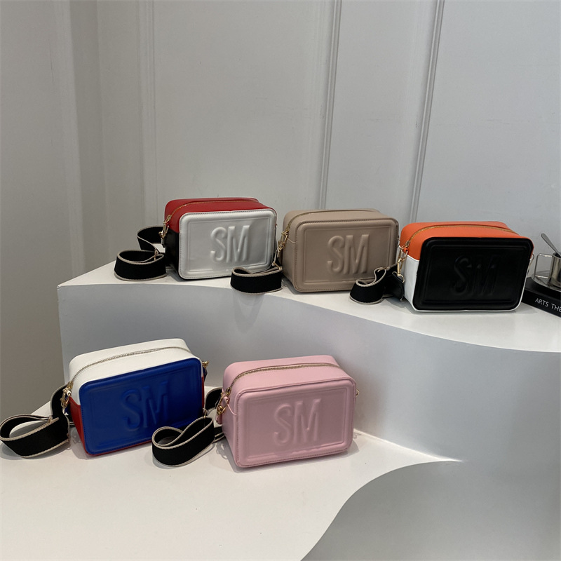 El estilo extranjero simple letras anchas cinturones de hombro mochila de hombro 2025 primavera nuevo color en bolsas casuales bolsas pequeñas