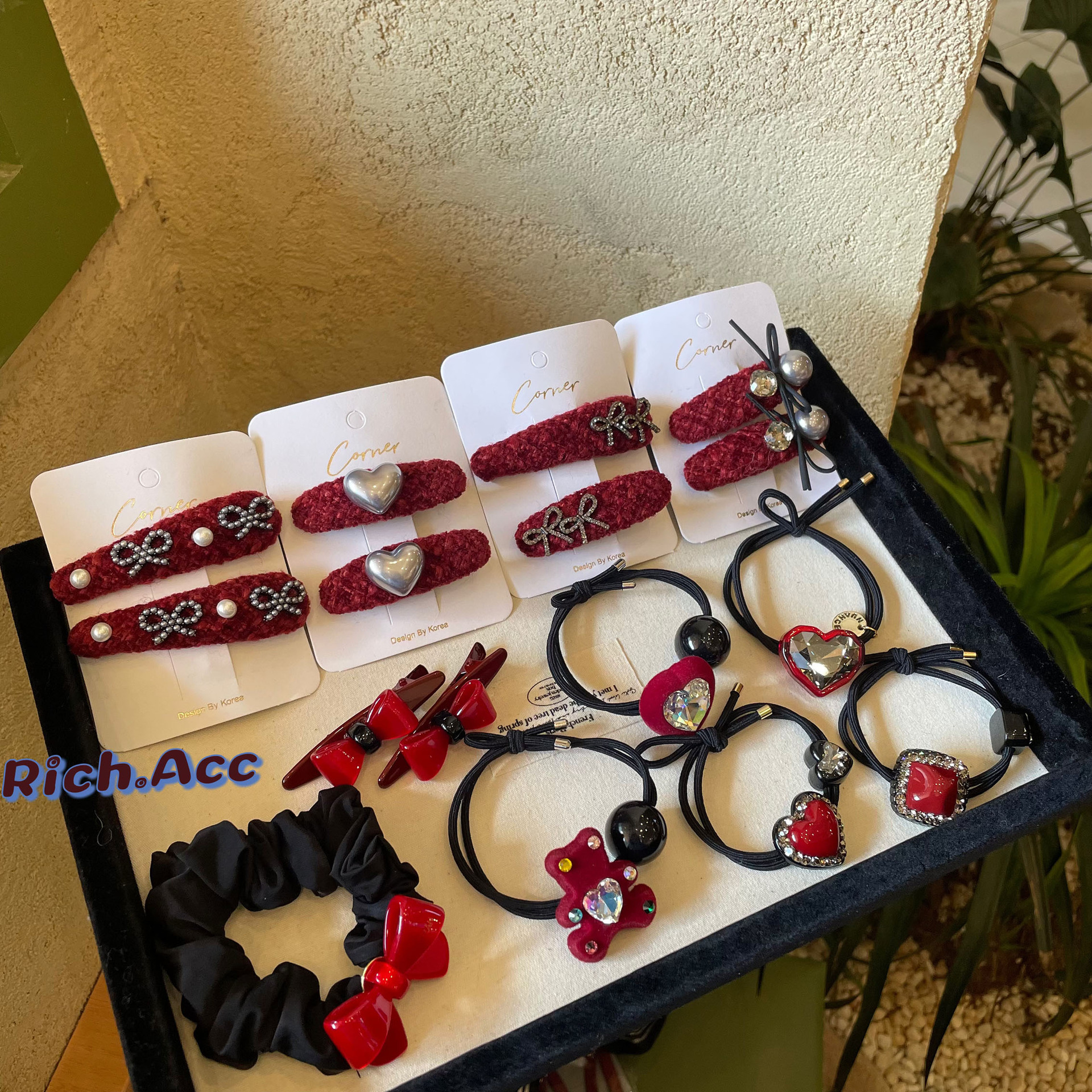 Red hair accessory with bow