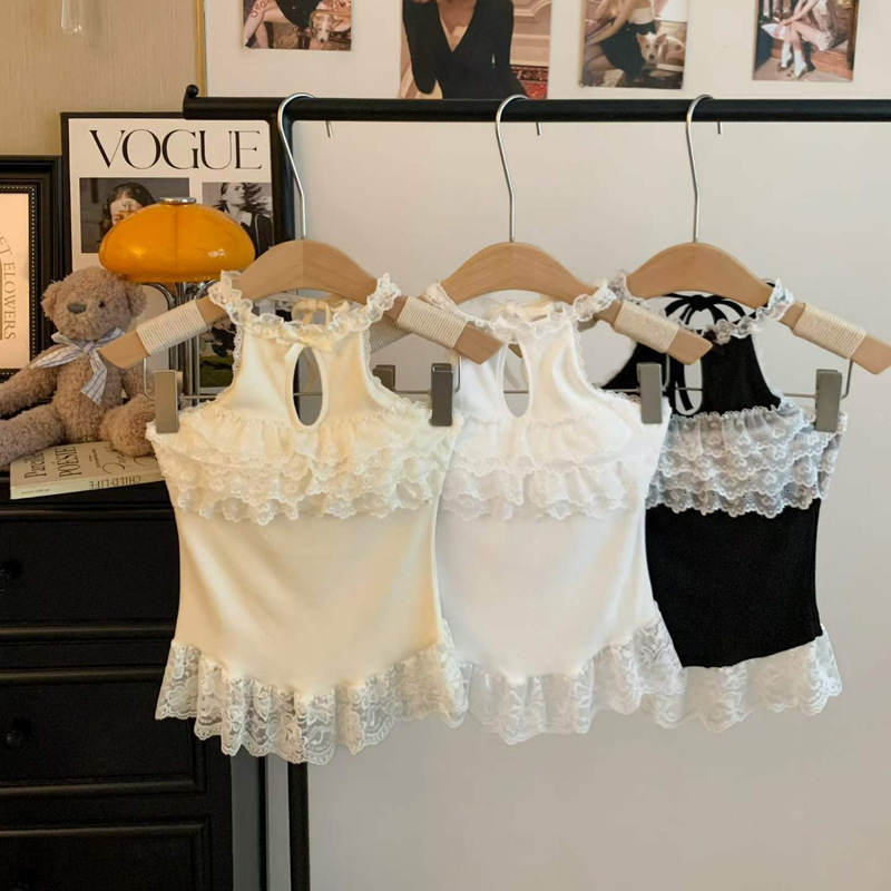 White lace halter top, with a hollowed-out design at the chest that adds a lively touch, and layered ruffles exude a gentle charm White lace halter top, with a hollowed-out design at the chest that adds a lively touch, and layered ruffles exude a gentle charm