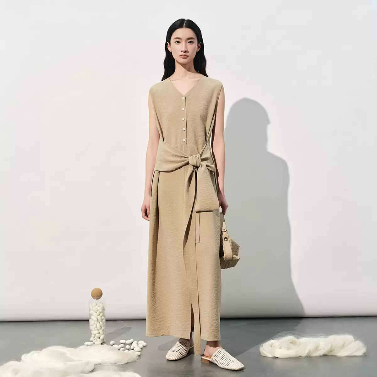 2026春夏桑蚕丝无袖V领连衣裙系带收腰开叉长款裙 气质高级感女装