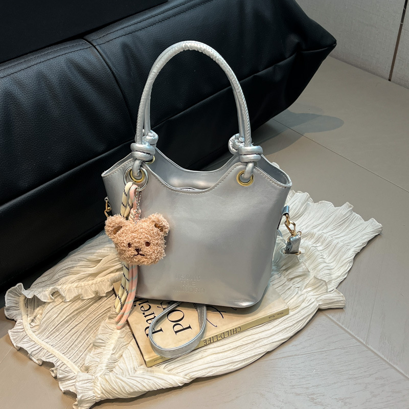 2025 nuevo bolso pequeño de estilo occidental simple y popular bolso de mensajero de moda de verano femenino bolso de cubo portátil casual