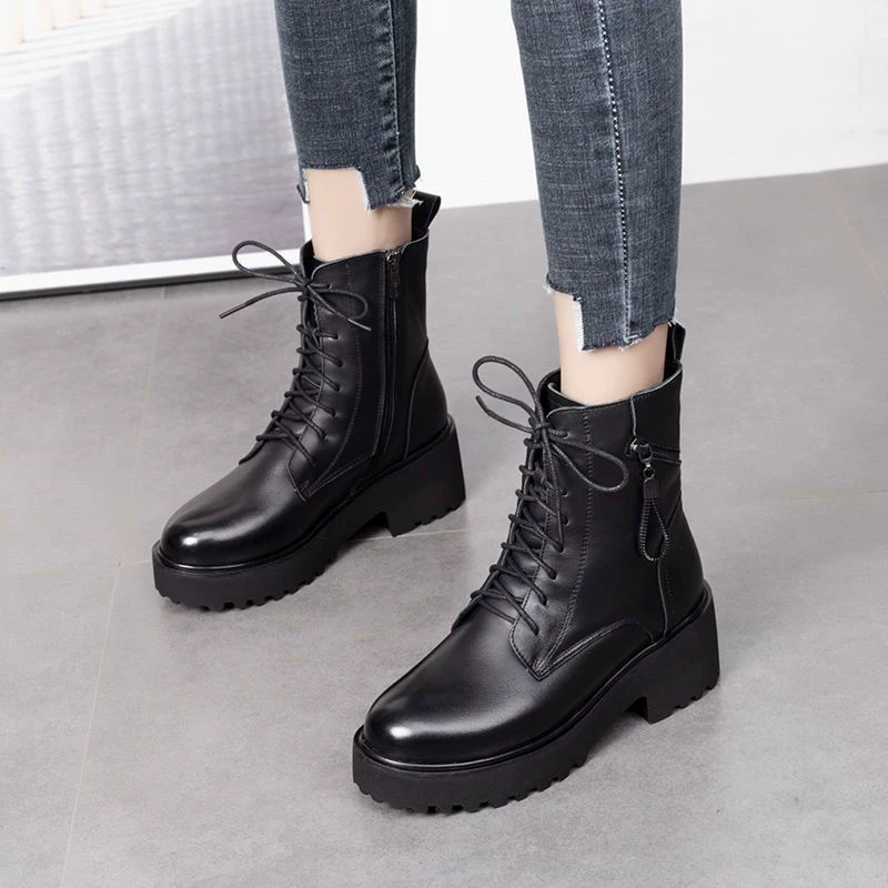 Толстая подошва модные сапоги Martin английский стиль мягкая подошва бархатные кожаные сапоги из дикого хлопка 2024 зимние новые нескользящие средние сапоги