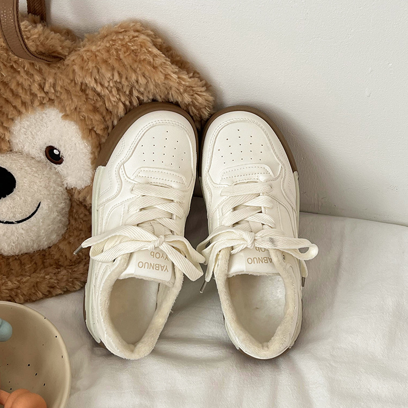 Pequeños zapatos blancos de otoño y invierno adicionados 2025 nuevos zapatos de mujer de color ligero de moda caliente no sofocante zapatos deportivos de viento universitario