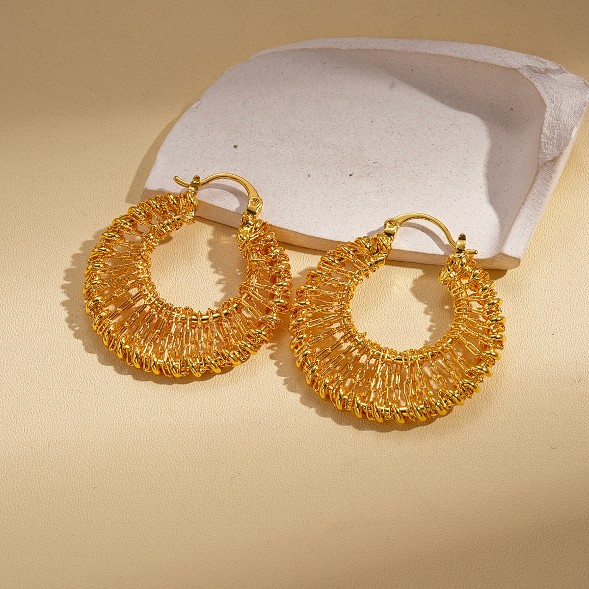18k oro galvanizado metal europeo y americano hueco redondo trenzado perfiles retro transfronterizos de alta calidad nicho pendientes