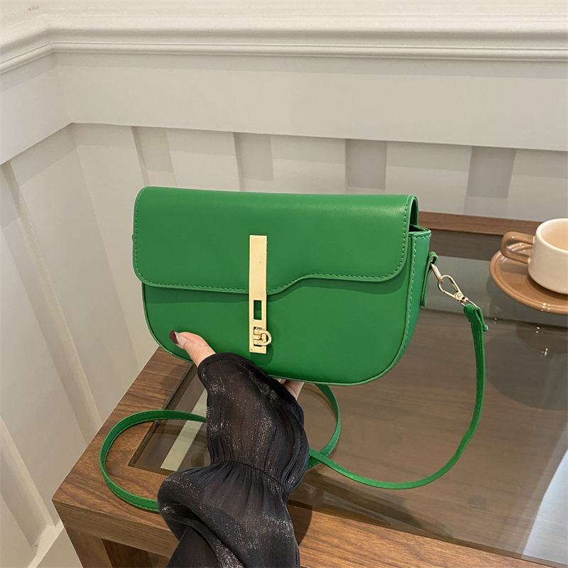 腋下小包包2024新款潮时尚单肩包复古锁扣包包女简约通勤马鞍包