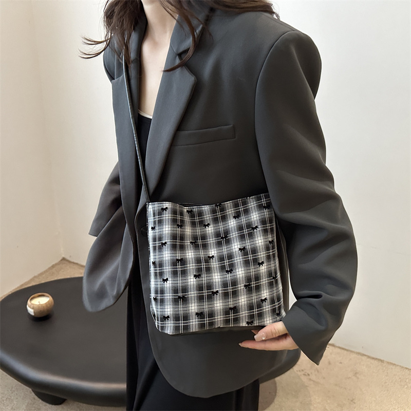 Bolsas de lona populares de este año para mujeres de gran capacidad 2024 nuevo estilo de otoño y invierno casuales bolsas de hombro mochila bolsas de cubo portátiles