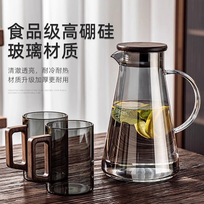 冷たい水筒のガラスは高温に耐えます。|undefined