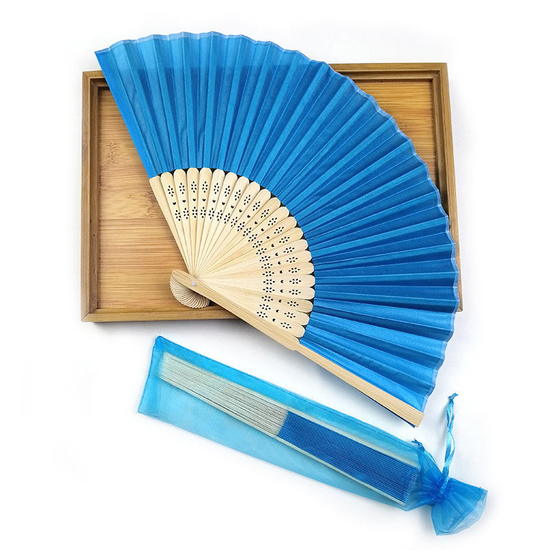 Ventas transfronterizas en caliente de boda simple estampado de flores fácil de abrir y cerrar buques de seda de bambú boda acompañante ventilador decorativo