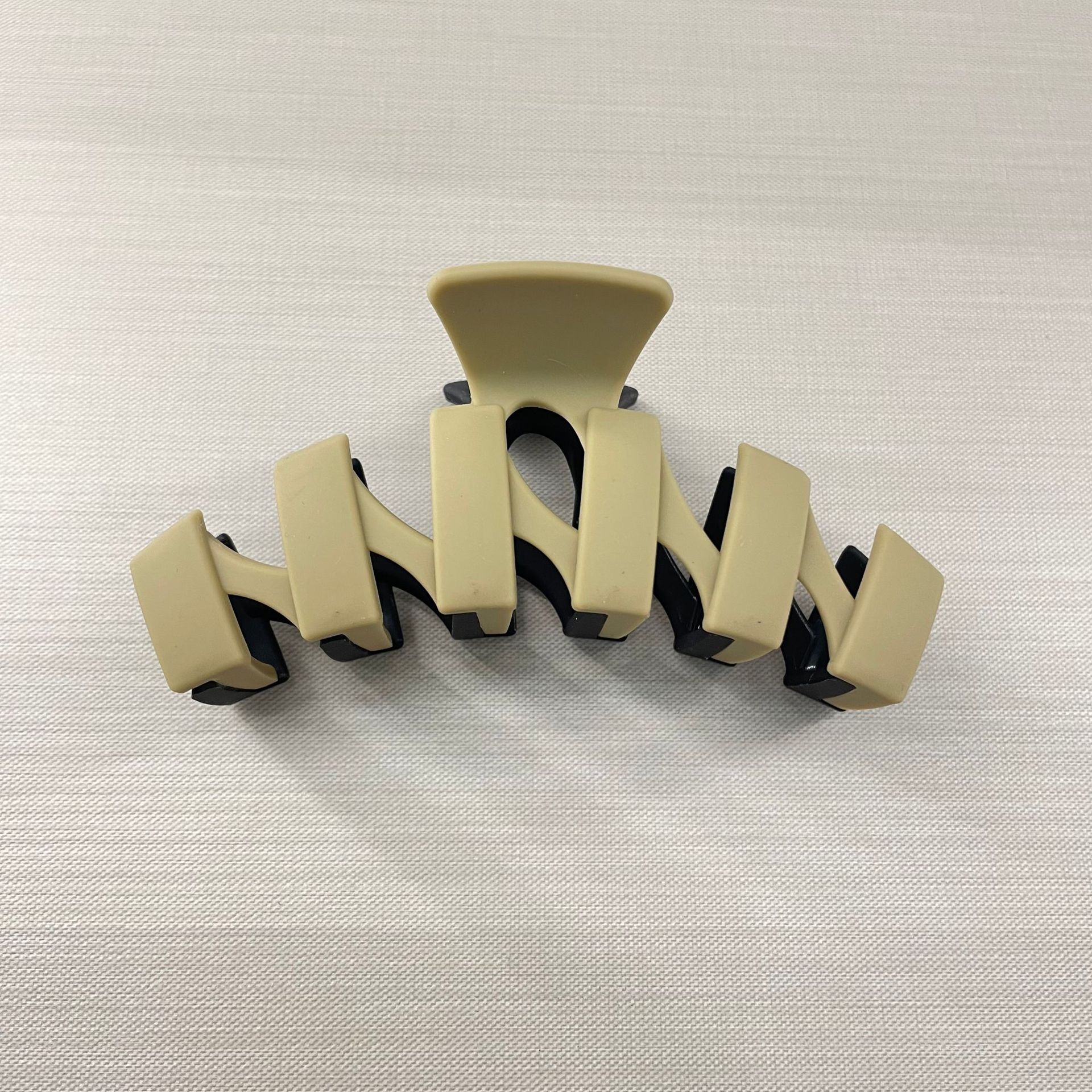 Oufeile superficie de dos colores AB textura esmerilada agarre cuchara trasera femenina alta Cola de Caballo tiburón clip accesorios para el cabello horquilla al por mayor