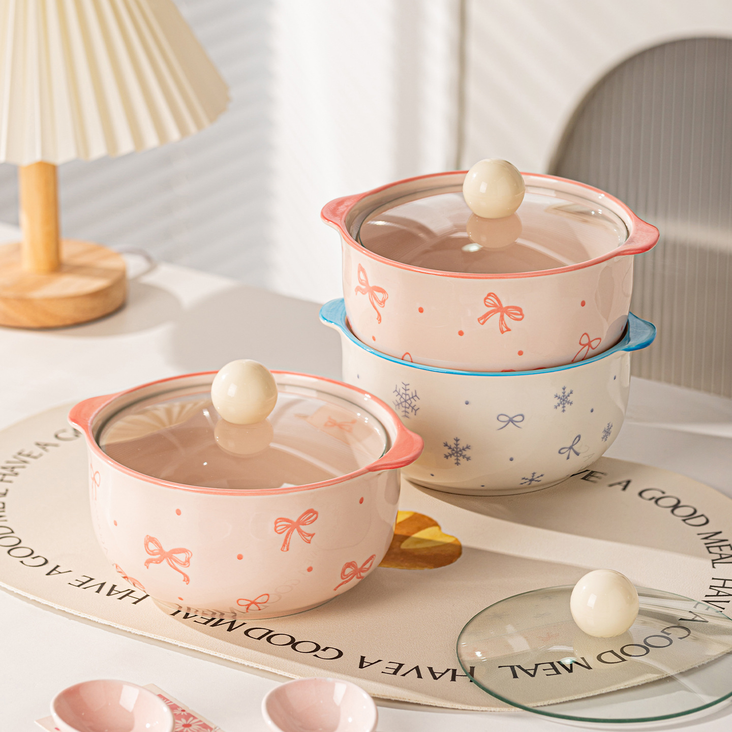 Tazón de fideos cerámicos de alto valor facial bajo esmalte de color doméstico dormitorio de estudiantes con taza de polvo de caracol con cubierta de gran capacidad de taza de fideos de orejas