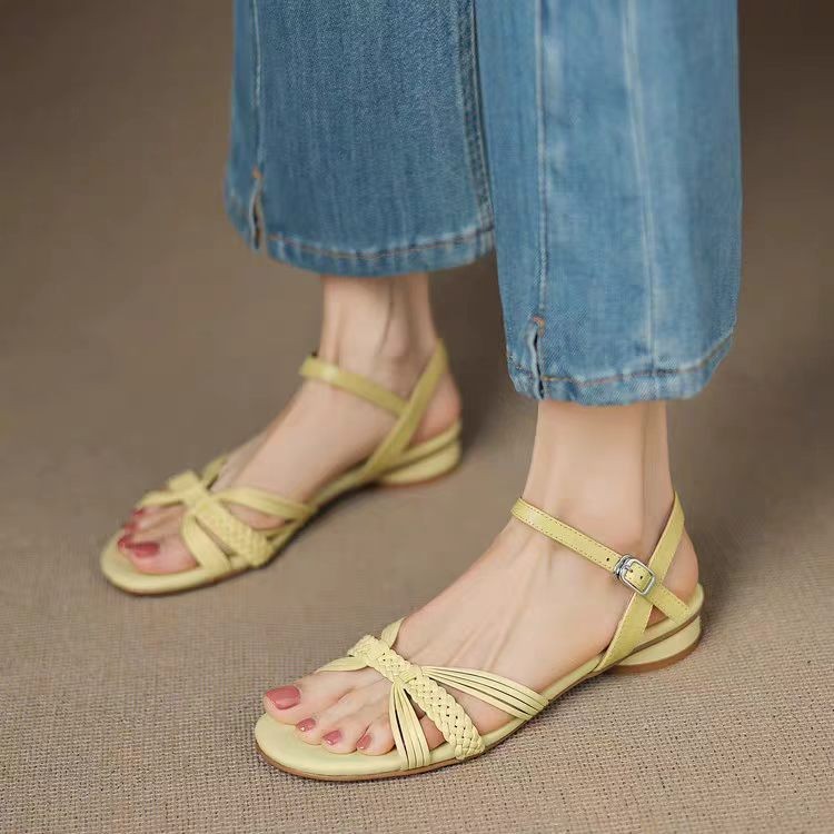 Sandalias francesas de dedo abierto de altura baja para mujeres primavera y verano de 2026 tejido cinturón universal suave viento sandalias de hebilla
