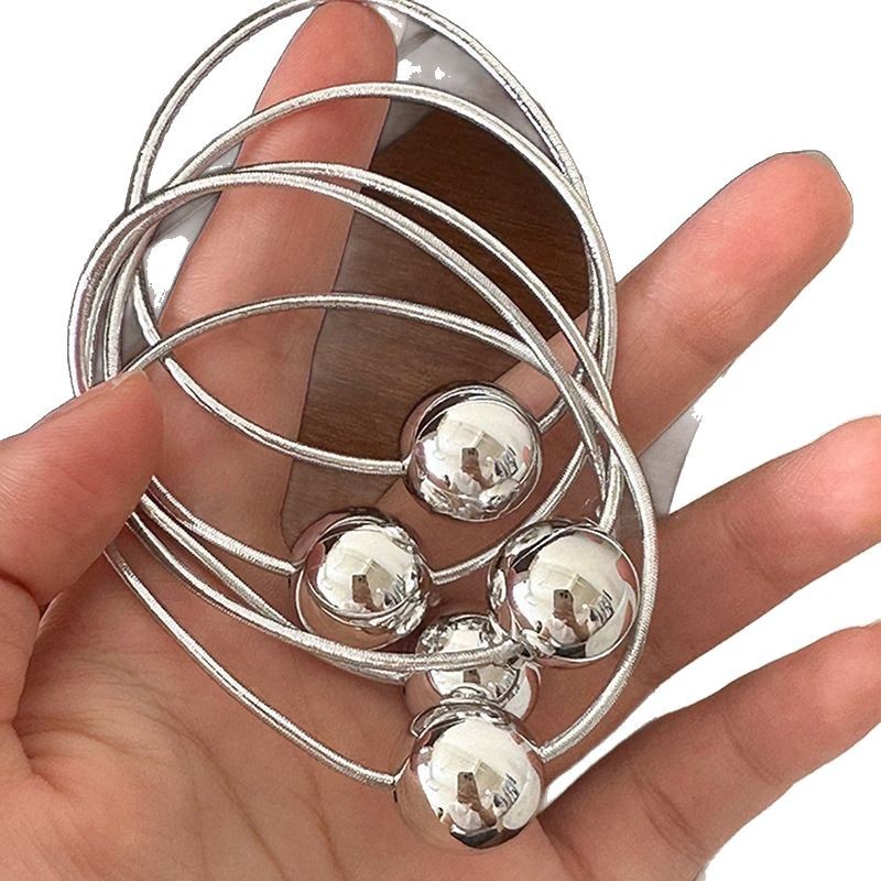 Simple de alto nivel sensación de cuerda de cabeza de bola plateada para mujeres 2025 nuevo anillo de cabello ins red rojo con cuerda de cabello de goma cola de caballo