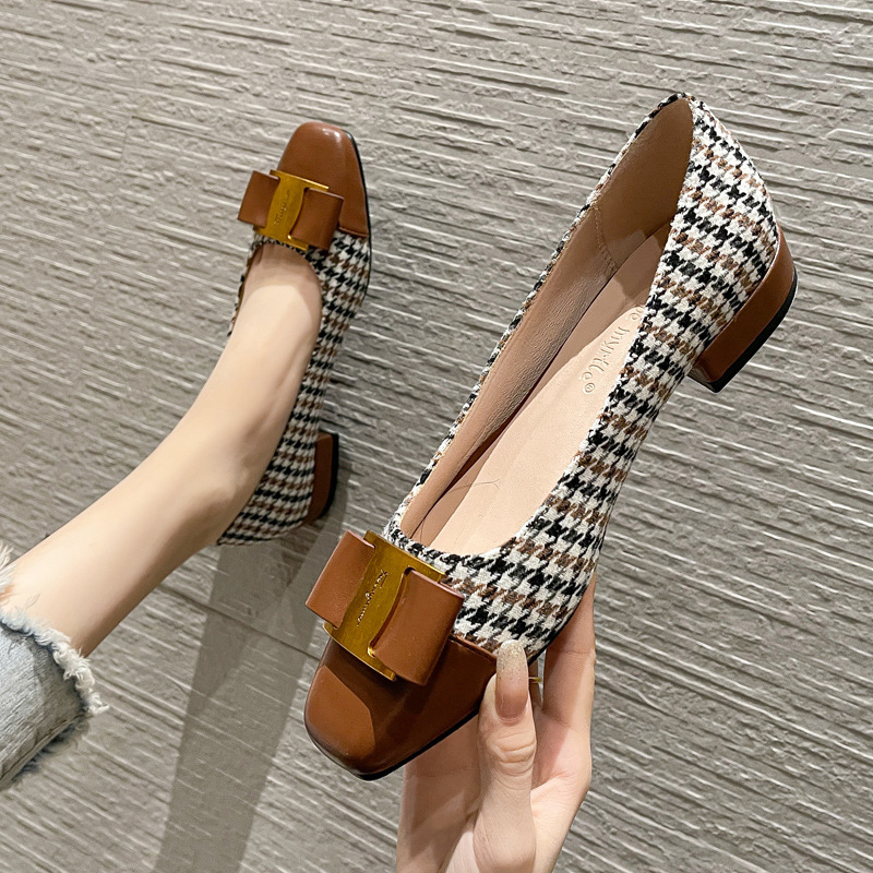 2022 principios de primavera nuevos zapatos de arco de mujer zapatos de tacón grueso de mujer zapatos de trabajo de tacón bajo de color claro 738