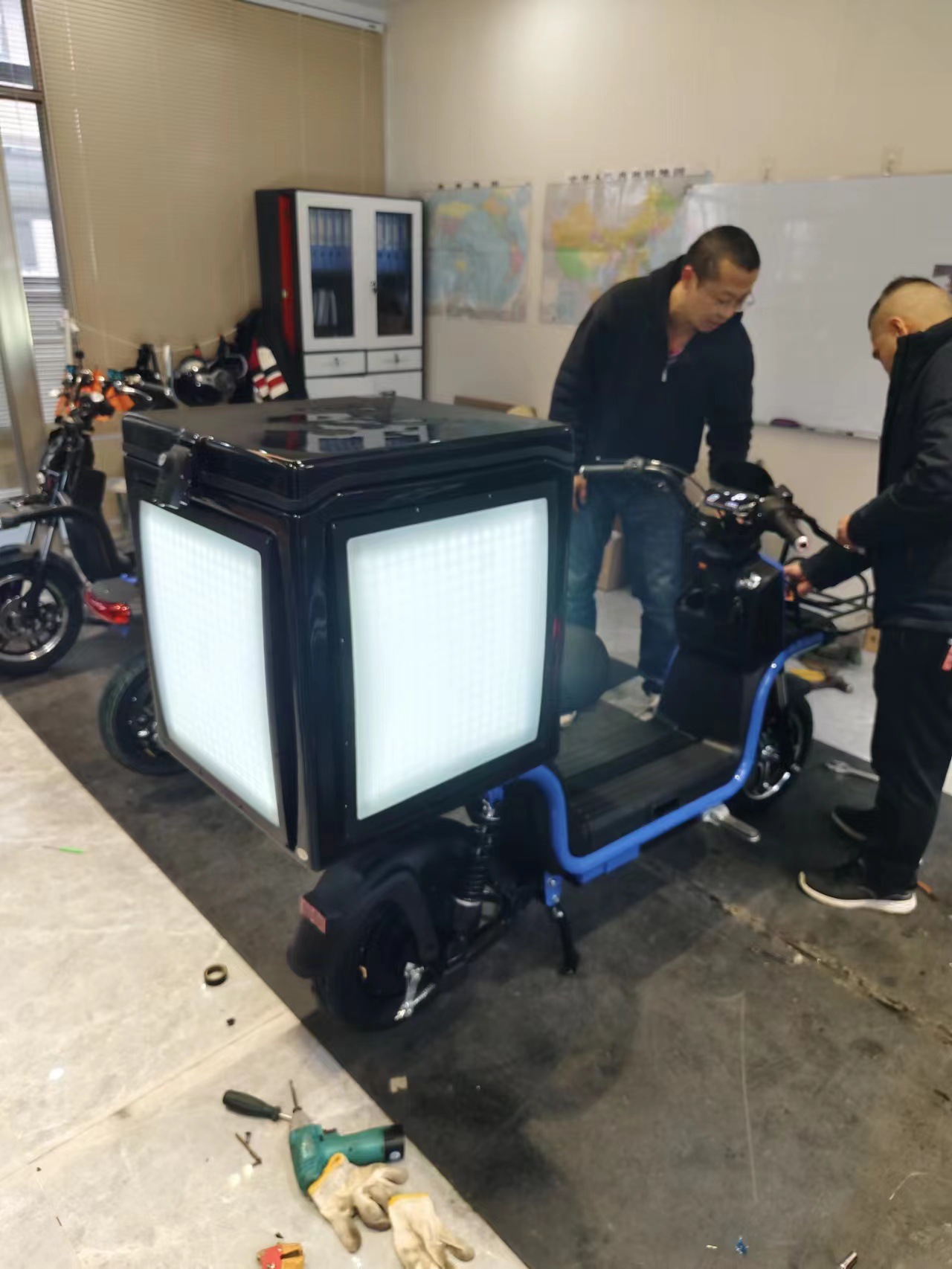 New recommended 3-sided advertising light box with LED lights large motorcycle tail box meal box insulation box takeaway box