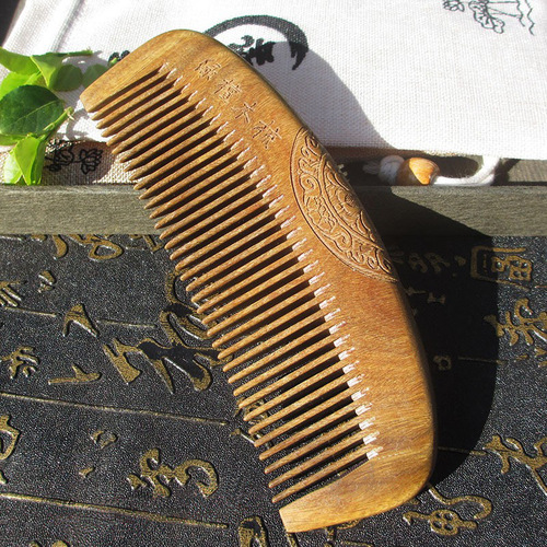 Factory direct supply green sandalwood comb green sandalwood old material made of whole wood comb anti-static hairdressing comb with handle fine tooth comb