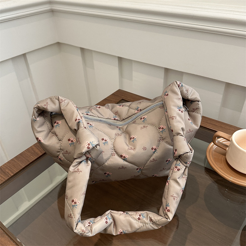 Gran capacidad de bordado francés 2025 nueva bolsa de nube casuales mochila bolso de hombro para mujeres