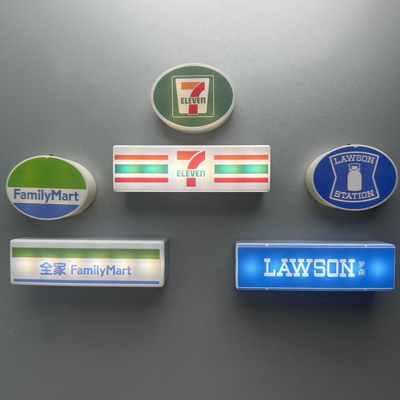 711磁気コンビニのランプハウスの冷蔵庫には創意展示ブランドのローソン家族のミニ玩具が貼られています。|undefined