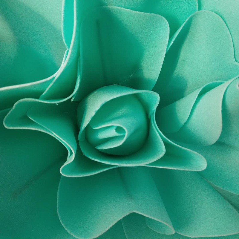 Decoración de pared con flores artificiales grandes con rosas de PE de base plana para escaparates, bodas, eventos, artesanías a gran escala y paisajismo de escaparates.