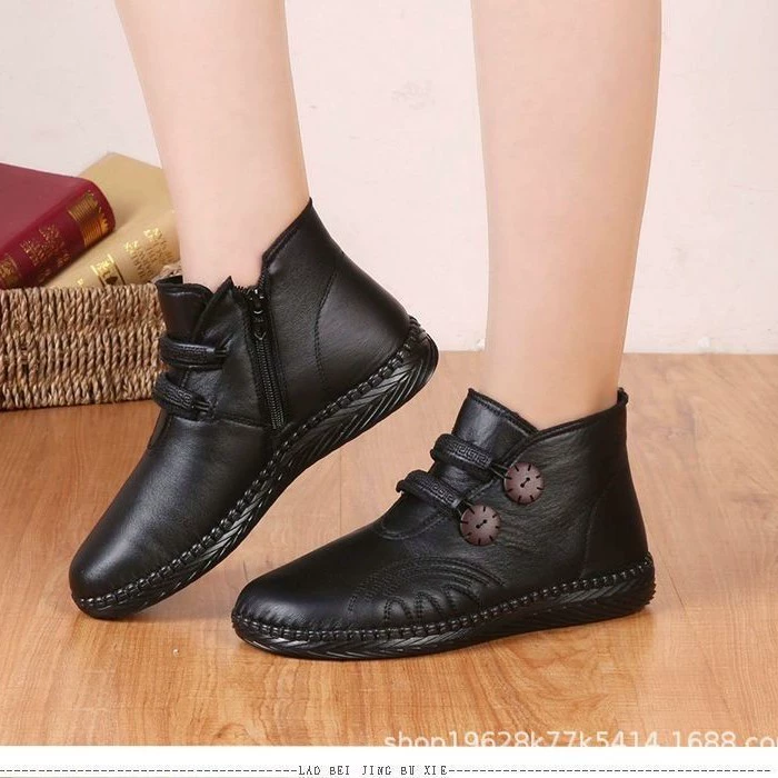 Зимние кожаные сапоги женские хлопчатобумажные туфли плюс бархат утолщенный теплая мама обувь плоская подошва противоскользящая средняя пожилая бабушка хлопчатобумажные сапоги короткие сапоги женщины